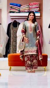 Ensemble de créateur en soie lourde brodée avec des sequins et un haut fantaisie, pantalon palazzo et dupatta - Product Image 2