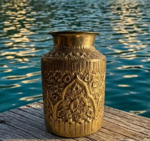 Macetero de aluminio hecho a mano para decoración interior y exterior a precio mayorista desde India. Recipiente de latón macizo pulido. - Product Image 1