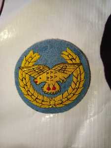 Écusson brodé 3D personnalisé avec motif couronne, ancre et laurier doré, sequins sur tissu noir, badge thermocollant pour uniformes - Product Image 4