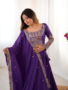 Conjunto de Lehenga Choli bordado en negro y morado de buena calidad con blusa y dupatta a juego para mujer, disponible para la venta. - Product Image 6