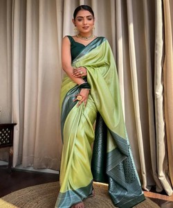Sari de seda verde claro con borde verde oscuro, ropa tradicional india para bodas, listo para enviar, para mujer - Product Image 1