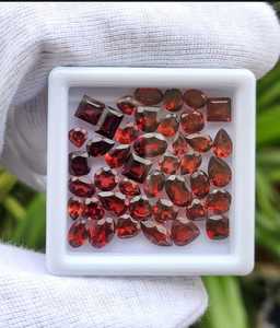 พลอยโกเมนธรรมชาติทรงเหลี่ยม สีแดงเข้ม สำหรับทำเครื่องประดับ แหวน ต่างหู จี้ ขายส่งจากอินเดีย - Product Image 1