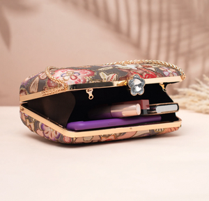 Pochette élégante « Midnight Garden Bloom » en tissu brodé, extérieur en soie brute, intérieur en soie, avec chaîne de transport et fermoir. - Product Image 2