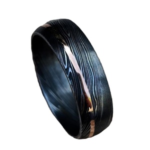 Bague personnalisée en acier damas fabriquée à la main incrustation de laiton forgé à la main bague de mariage/fiançailles pour hommes bague unisexe par fabricant de couteaux - Product Image 1