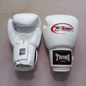 ถุงมือชกมวยไทยหนังแท้สีขาวทำมือ ยี่ห้อ Twins รุ่นขายดีที่สุด สำหรับฝึกซ้อมและแข่งขัน ปิดด้วยแถบตีนตุ๊กแก อุปกรณ์สำหรับการต่อสู้ MMA - Product Image 1