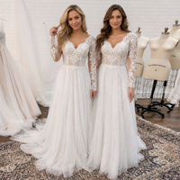 Robe de mariée élégante ivoire style bohème grande taille, col en V profond, manches longues, appliques en dentelle, coupe trapèze en tulle, traîne balayante, respirante