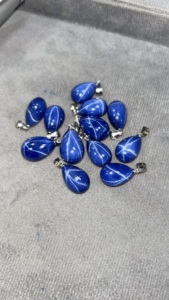 Colgante de Plata con Zafiro Azul Natural de 6 Rayos, Forma de Pera, Hecho a Mano, Joyería de Zafiro Azul de Alta Calidad - Product Image 2