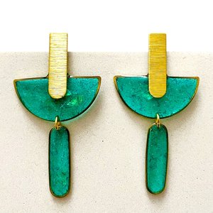 Boucles d'oreilles géométriques en résine verte avec accent doré, bijoux fantaisie pour femmes, boucles d'oreilles artistiques, artisanat en résine - Product Image 6