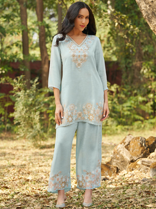 Conjunto de Salwar Kameez Kurta Indio-Pakistaní Azul Claro Bordado, Túnica Floral con Cuello en V y Pantalones Palazzo para Bodas, Diwali y Fiestas - Product Image 2