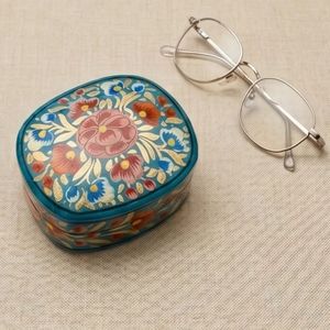 Boîte à souvenirs ronde en turquoise de qualité supérieure avec médaillon central en forme de rose et feuillage doré, illustrant les styles cachemiriens des Indiens - Product Image 6