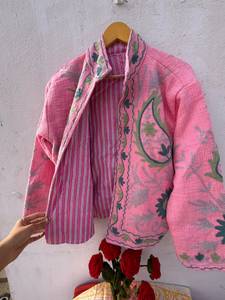 Blouson bomber en velours brodé artisanal pour femmes |   Manteau d'hiver de créateur floral haut de gamme, respirant et écologique - Product Image 2