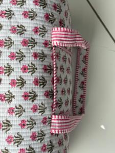 Bolsa de lona acolchada de algodón hecha a mano con elegante estampado en bloques, asas resistentes, ligera y espaciosa, perfecta para el fin de semana. - Product Image 3