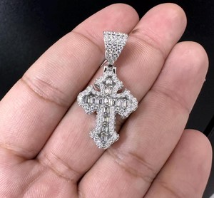 Pendentif Croix Plaqué Or avec Diamants Moissanite Ronds Taille Brillant, Bijou Religieux Unisexe Style Hip Hop - Product Image 1