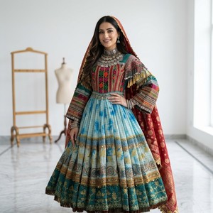 Robe de bal luxueuse en satin brodée de perles, col montant, manches longues, longueur ras du sol, avec pompons et voile - Product Image 5