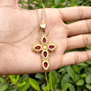 Collar chapado en oro para mujer con colgante de cruz de diseñador con rubí de corte a cuadros y cuarzo hidro para venta al por mayor de joyería. - Product Image 6