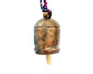 Campana Metálica Tradicional para Colgar en la Pared con Cinta Colorida, Adorno Navideño Decorativo para Interiores - Product Image 1