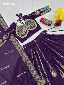 ผู้จัดจำหน่ายชุดเลเฮนกา-โชลีและผ้าคลุมไหล่แบบปักลายวิจิตร้า ดีไซน์หรูหรา พร้อมงานปักดิ้นและงานปักด้าย จากเมืองสุรัต - Product Image 3