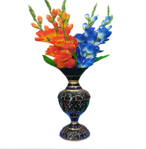 Impresionante florero de metal plateado con forma de hoja, con tallados orgánicos de vetas altamente detalladas, disponible a precios de mayorista. - Product Image 3