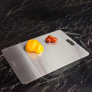 Planche à découper en acier inoxydable avec poignée, antidérapante, durable, compatible lave-vaisselle, pour la préparation des aliments, des légumes et de la viande en cuisine - Product Image 5