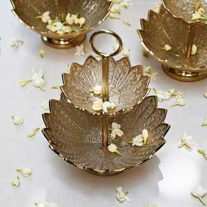 Plateau décoratif doré tendance avec motif floral gravé en forme de feuille, design traditionnel, emballage individuel - Product Image 6