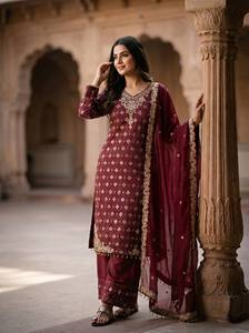 Ensemble de costume en soie GMY de créateur avec kurta brodée à manches longues, palazzo et dupatta à bordure en dentelle - Product Image 2
