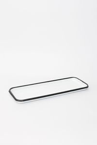 Grand plateau de service en métal avec finition émaillée, conçu pour contenir plusieurs assiettes, tasses et bols sans qu’ils n’abordent pas le sol. - Product Image 5