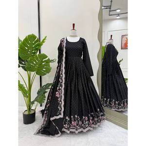 Vestido de Diseñador Hecho a Mano para Fiestas, Corte en A, Estampado Floral con Trabajo de Hilo y Lentejuelas, Cintura Imperio, Talla XL - Product Image 2