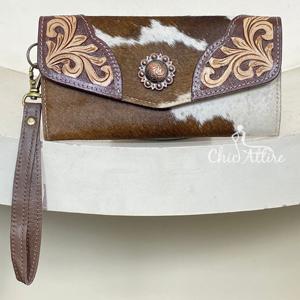 กระเป๋าสตางค์หนังวัวคุณภาพสูงสำหรับผู้หญิง ป้องกัน RFID พร้อมสายคล้องมือ ใส่บัตรและเงินสด  หนังแท้ลายสลักมือ  แบบยาว พร้อม Concho - Product Image 1