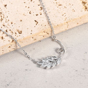 Collar de Oro Amarillo de 14K/18K con Colgante de Hoja de Plata de Ley 925 y Diamante Cultivado en Laboratorio, Diseño Elegante para Mujer - Product Image 5