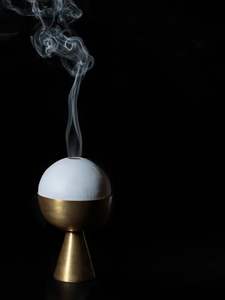 Brûleur d'encens en laiton à succès avec découpes en forme d'étoile et design élégant pour la décoration intérieure et l'aromathérapie - Product Image 6