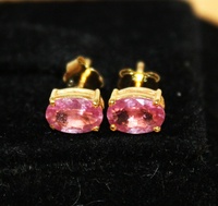 Großhandel 9k Gelbgold Natürliche Ost-West Ovale Rosa Saphir 4-Krappen Ohrstecker Memoria Jewels