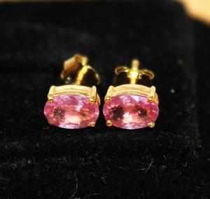 Boucles d'oreilles clous en or jaune 9 carats avec saphir rose naturel ovale Est-Ouest à 4 griffes, collection Memoria Jewels, vente en gros - Product Image 1