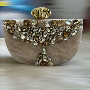 Pochette de soirée de luxe pour femmes, accessoires de mode en résine et cristal pour les soirées - Product Image 2