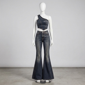 Conjunto de Dos Piezas de Mezclilla Azul Oscuro para Mujer, Top Asimétrico de Un Hombro, Jeans Acampanados, Fabricante de Ropa al por Mayor, OEM, ODM, Personalizado - Product Image 3