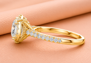 Bague de fiançailles en or jaune 14 carats plaqué rhodium avec diamant de laboratoire, pierre centrale taille coussin éblouissante, halo étincelant, certifiée IGI - Product Image 3