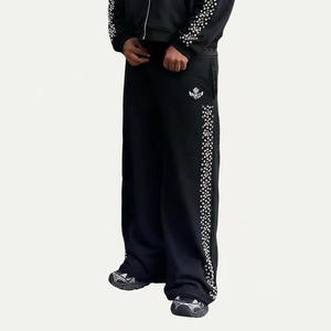 ชุดฮู้ดดี้และกางเกงจ็อกเกอร์ประดับเพชรเทียม รับทำโลโก้ เสื้อผ้าสตรีทแวร์แบบยูนิเซ็กซ์ ผ้าฝ้ายฟลีซ รับผลิตแบบ OEM ODM ขายส่งในสหรัฐอเมริกา - Product Image 3