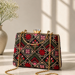 Pochette de soirée noire à broderie florale géométrique avec rabat, haute qualité, faite à la main, de créateur IRYA LIFESTYLE, avec chaîne - Product Image 2