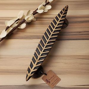 Poignée de tiroir en laiton en forme de feuille, bouton de meuble rustique pour la décoration de la maison et du bureau, design original et durable - Product Image 1
