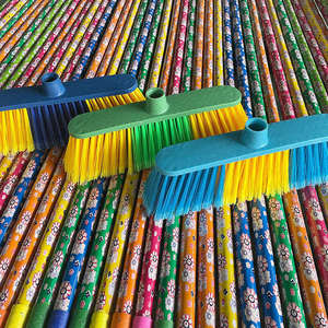 Balai en plastique avec poils doux et manche en plastique pour le nettoyage des sols domestiques - Conception durable et légère - Product Image 5