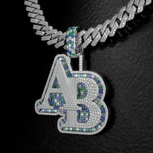 Colgante de Plata 925 con Doble Letra, Adornado con Piedras Azules y Verdes en Corte Baguette y Diamantes Pavé, Joyería Hip Hop - Product Image 1