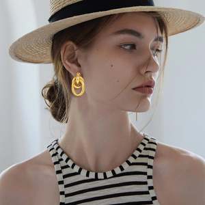 Boucles d'oreilles tendance à clipser avec placage or cuivre, cristaux et strass pour femmes - Product Image 6