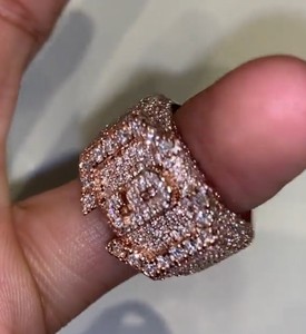 แหวนชื่อตัวอักษรประดับเพชรโมอิสซาไนต์แบบกำหนดเอง เครื่องประดับฮิปฮอปสำหรับผู้ชาย - Product Image 3