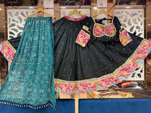 Conjunto de Chaniya Choli de Seda Romana Pura para Mujer, Falda Lehenga Tradicional con Lentejuelas y Espejos, con Borde Vintage y Dupatta Patta - Product Image 2