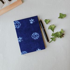 Carnet artisanal à couverture rigide en papier imprimé, motif floral bleu, avec 50 feuilles - Product Image 1