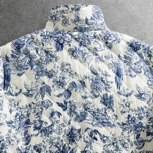 Blouson matelassé bleu floral personnalisé pour homme, manteau d'hiver en duvet matelassé, fermeture éclair, col montant, léger et chaud, veste d'extérieur. - Product Image 4