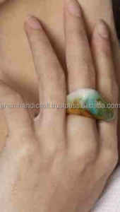 Vente en gros personnalisée de la meilleure qualité fabriquée à la main de haute qualité belle bague en résine colorée pour les femmes faite à la main en Inde - Product Image 4