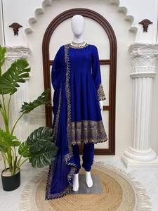 ชุดเดรส Anarkali สีน้ำเงินพร้อมผ้าคลุมไหล่ ปักลายดอกไม้ ชุดอินเดีย-ปากีสถาน สำหรับงานแต่งงานและงานเลี้ยงสำหรับผู้หญิง - Product Image 3