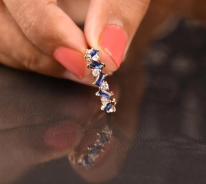 Bague éternité en saphir bleu taille baguette 2x4mm avec pierres rondes de 1mm en argent sterling 925 plaqué or, bijoux de mariage élégants - Product Image 2