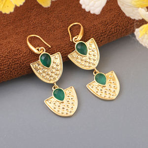 Pendientes colgantes minimalistas de ónix verde con corte de pera y doble piedra, de latón chapado en oro de 18k, joyería de diseño geométrica. - Product Image 3