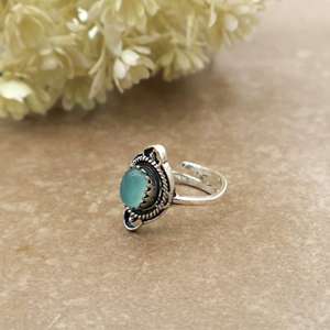 Bague Unisexe Tribale Faite à la Main en Argent Sterling 925 avec Sertissage Clos en Laiton et Calcedoine Aqua, Bijou Bohème avec Pierre Précieuse Ovale - Product Image 2